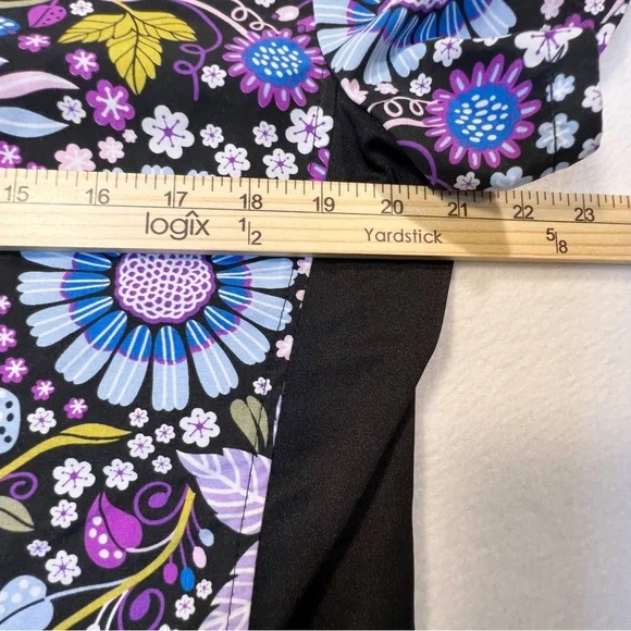 Green Town Scrub Top Purple Black Floral Size Small Medical - Picture 5 of 7